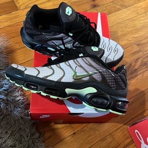 Nike Air Max Plus - Size 91/2 . Just Tried on, Pass as NEW